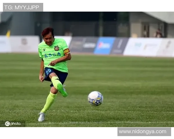 足球场上的颜值盛宴盘点那些令人心动的足球明星魅力瞬间